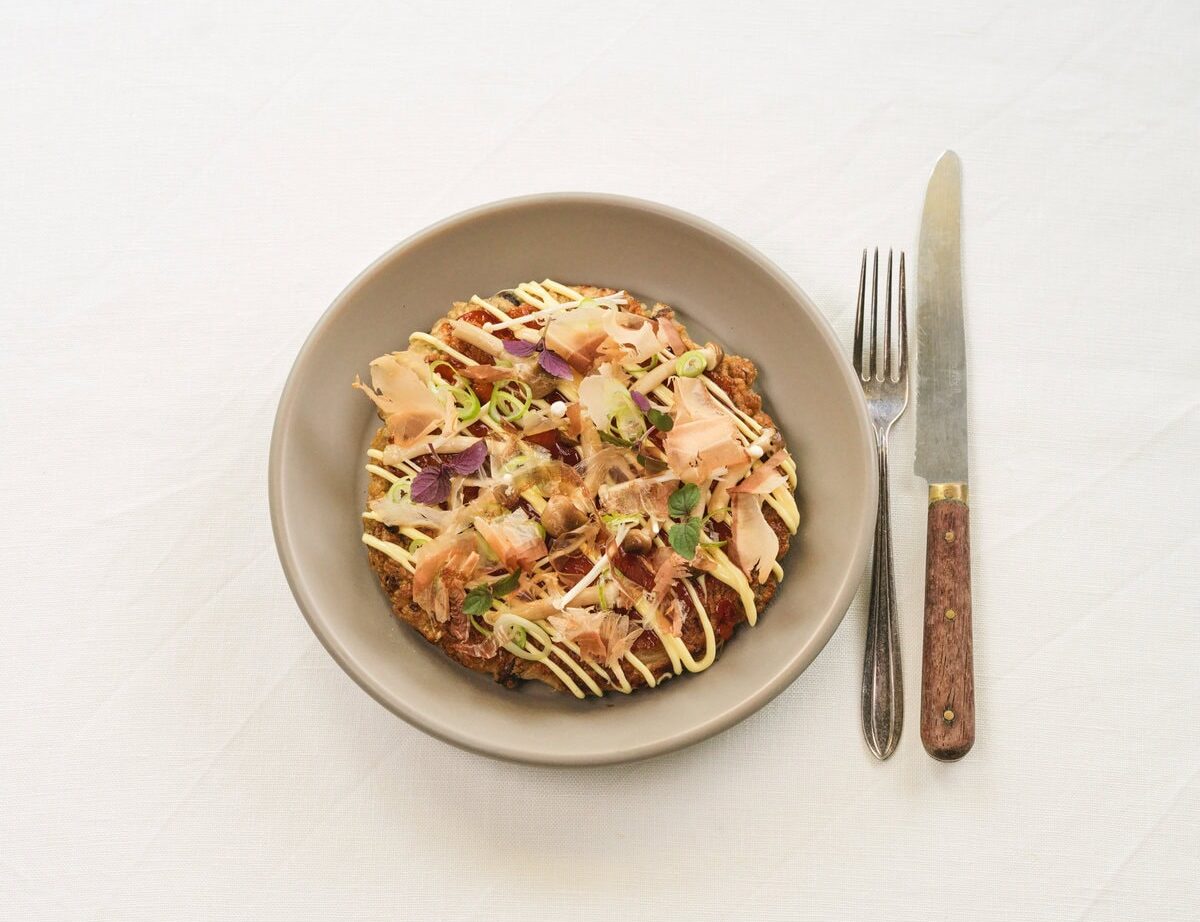 Paddenstoel okonomiyaki op bord