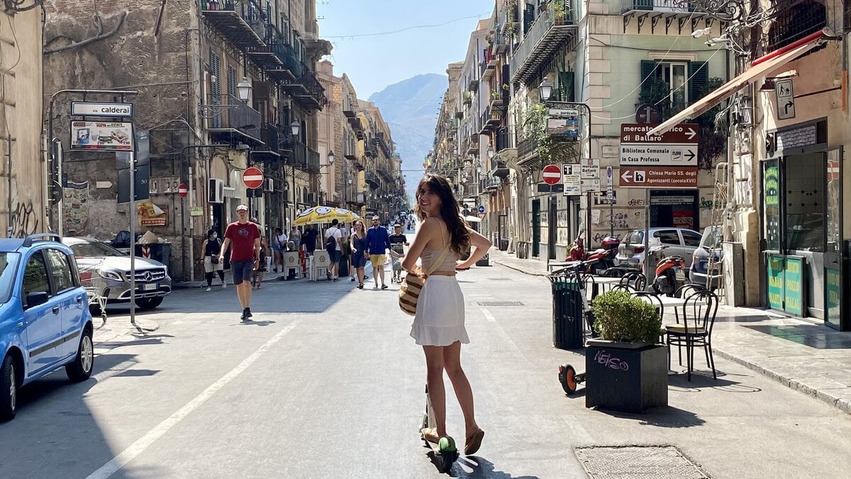 Demi van Riksja Travel in Palermo op Sicilië
