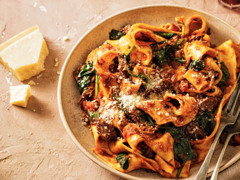 Pappardelle met ragù en spinazie