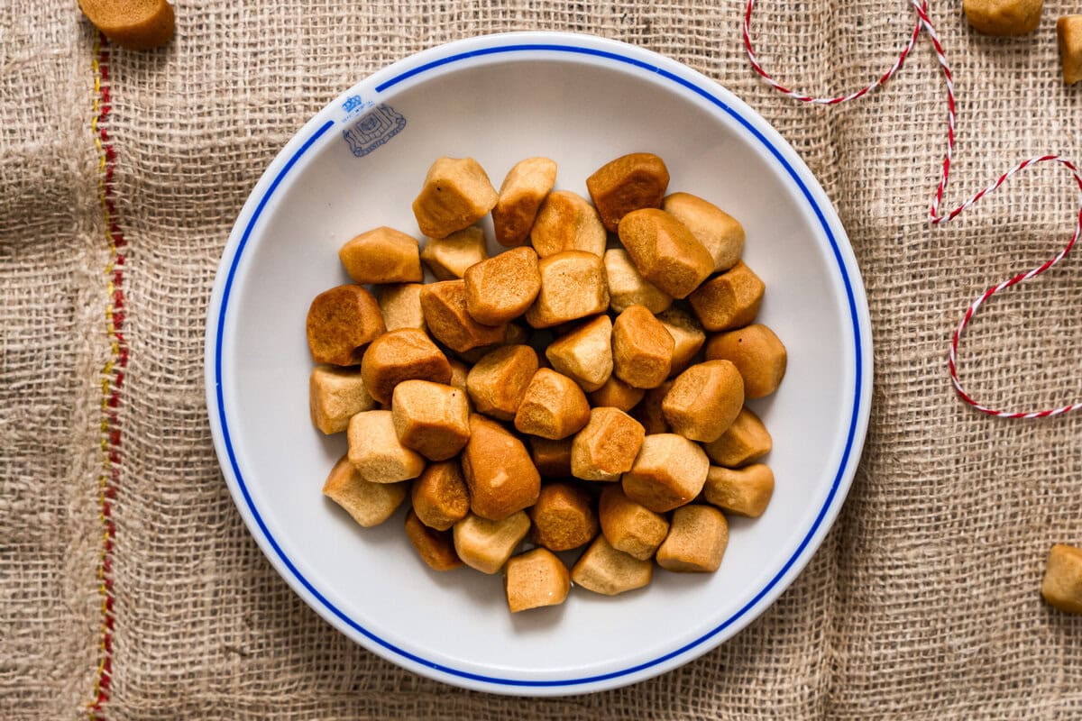 pepernoten op schaaltej