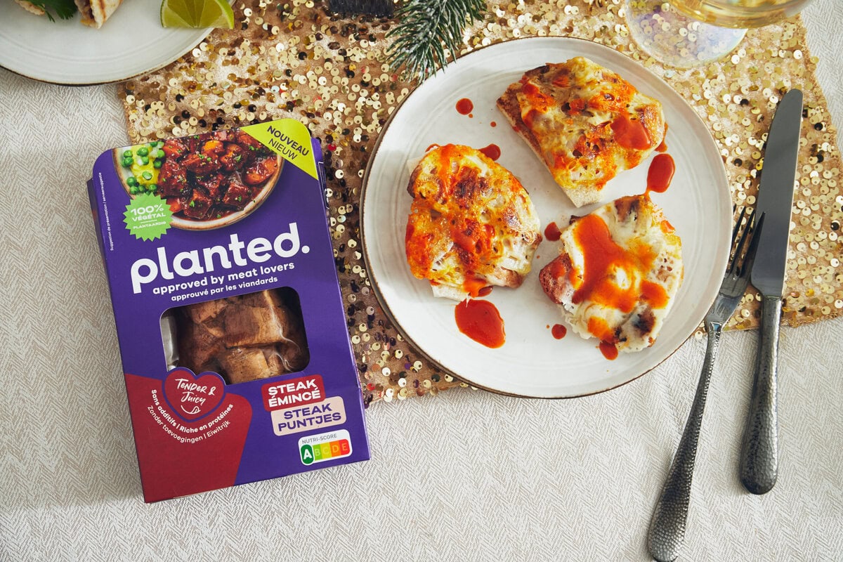 Drie sneetjes wit brood met vega steak puntjes, kaas en hot sauce