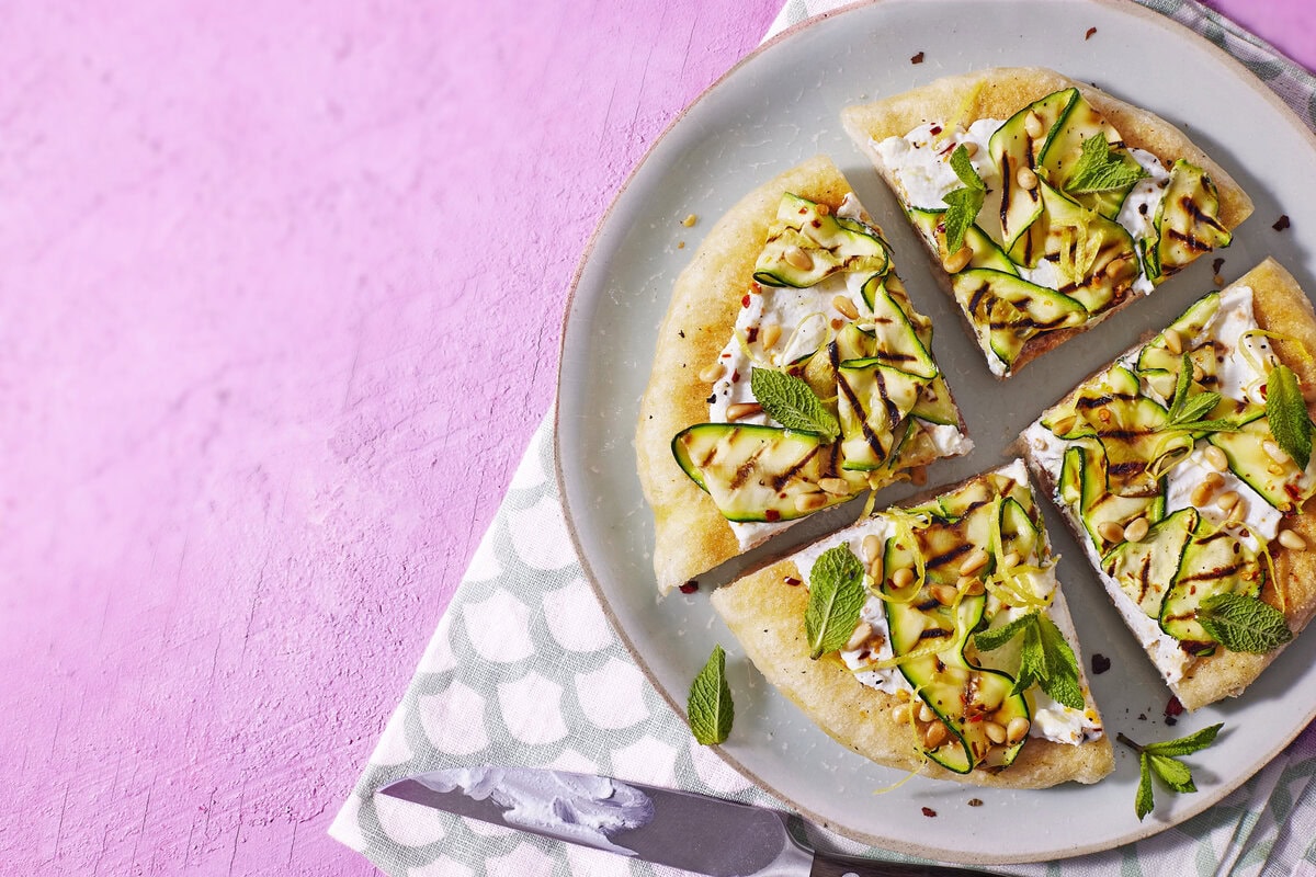 Pizza fritta met courgette, munt, ricotta en pijnboompitten