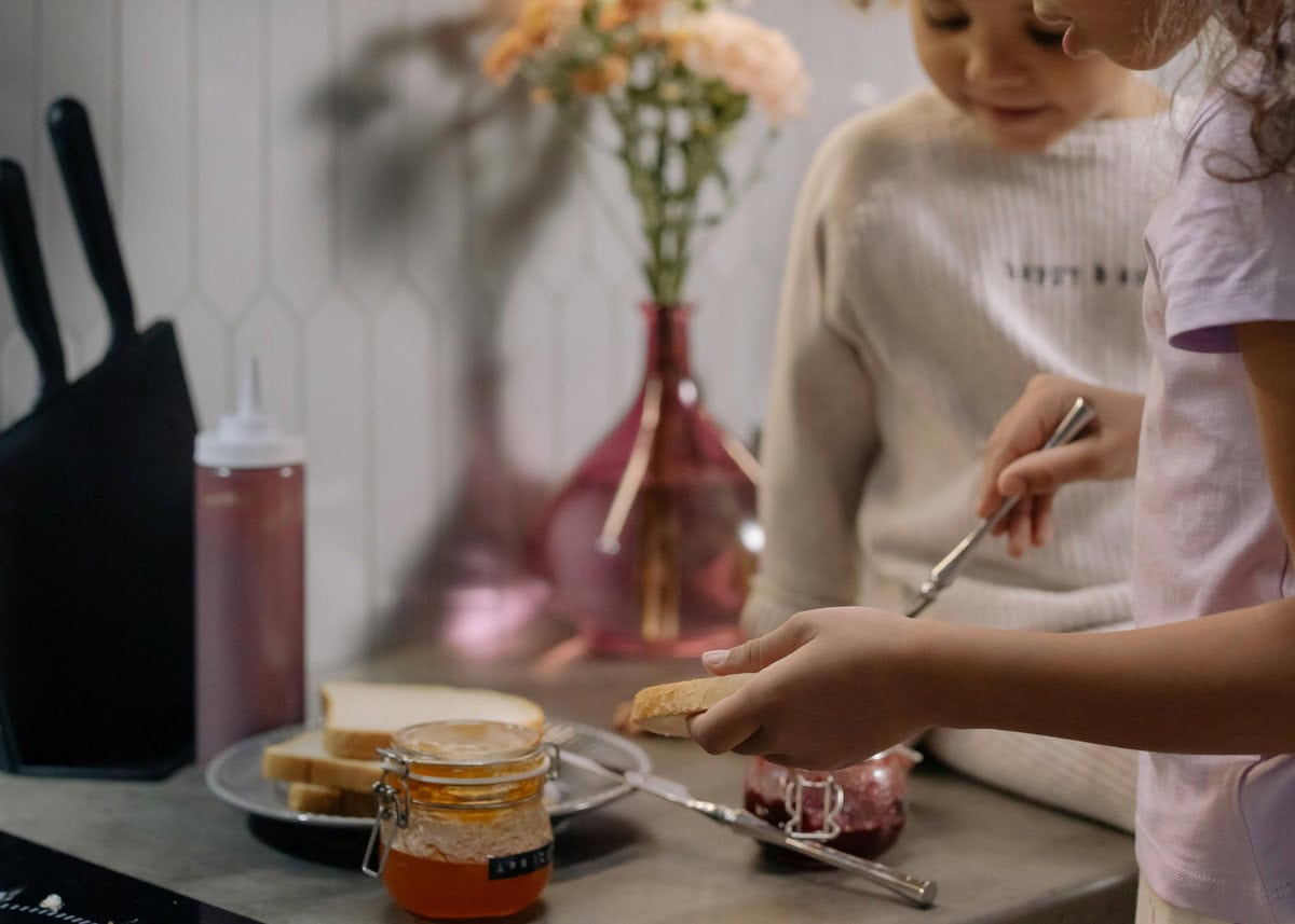 Kinderen die ontbijt klaarmaken