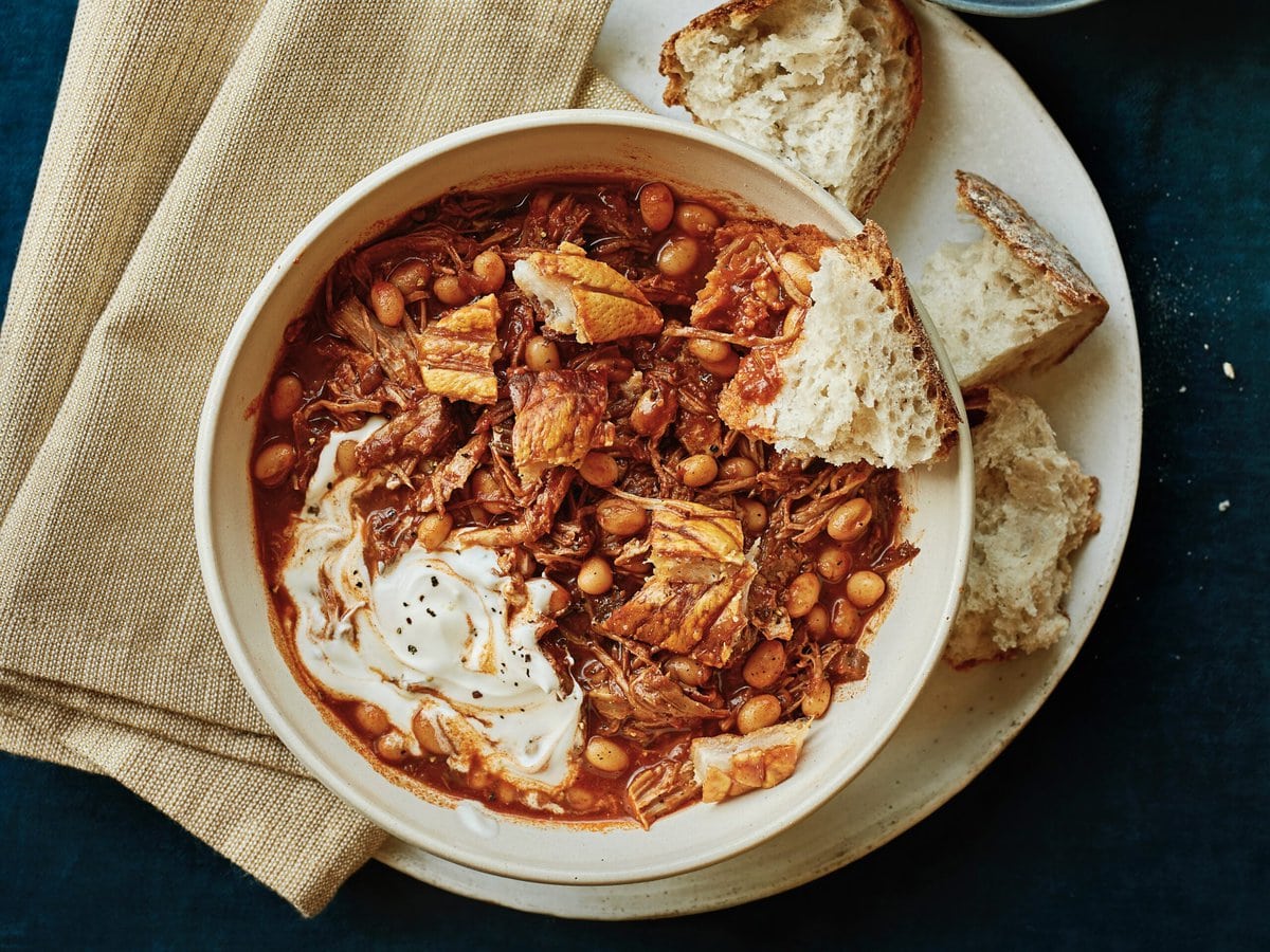 Kommetje met varkensschouder en witte bonen met room en wit brood
