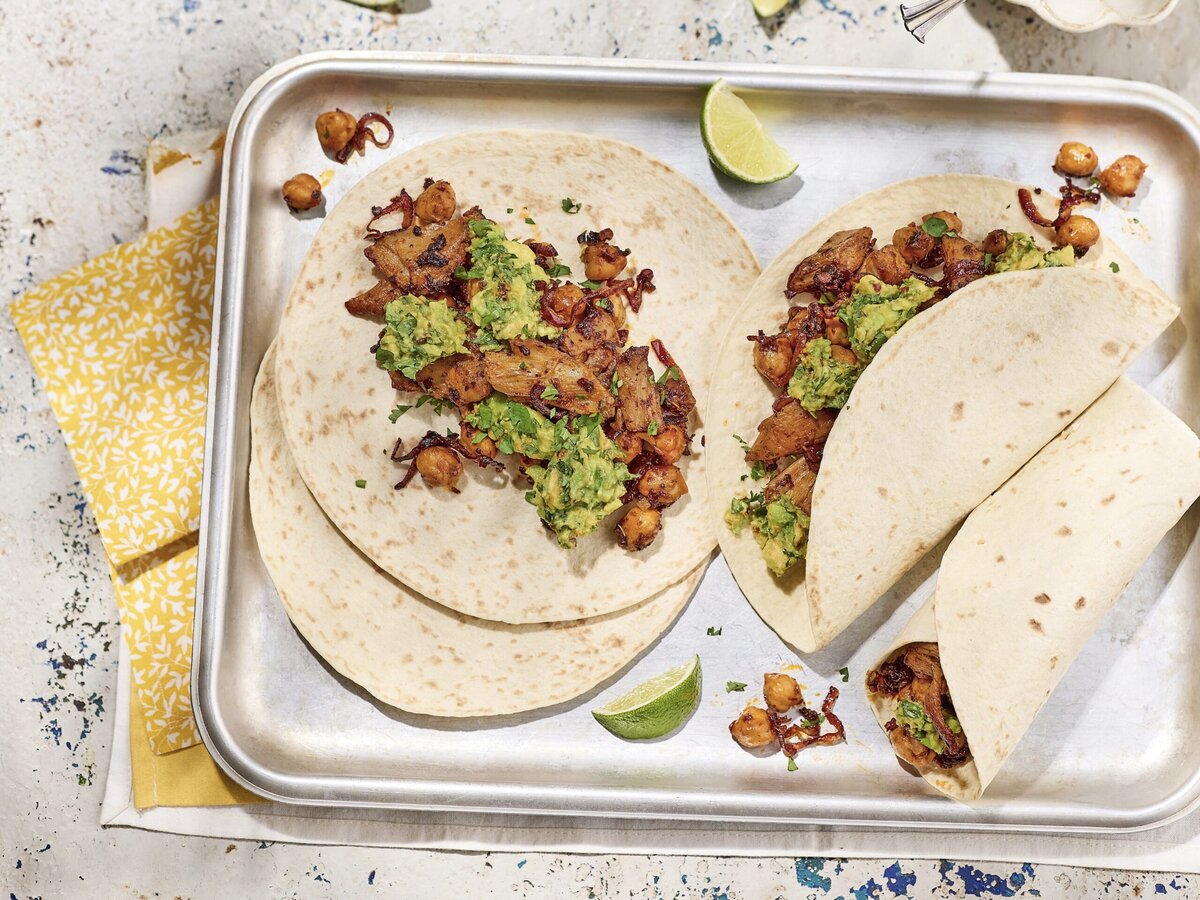 Tortillawraps met smokey kikkererwten en vegan kip, met daarbij guacamole