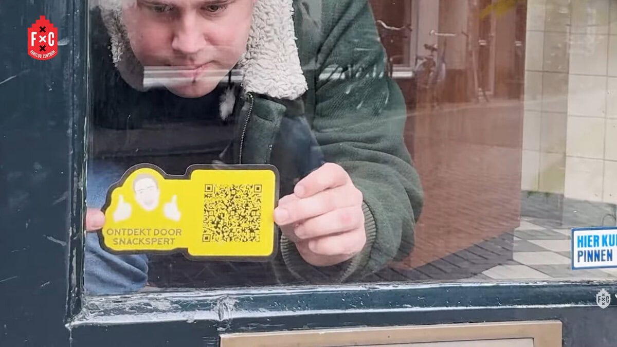 Snackspert plakt zijn keurmerk op de deur bij een snackbar