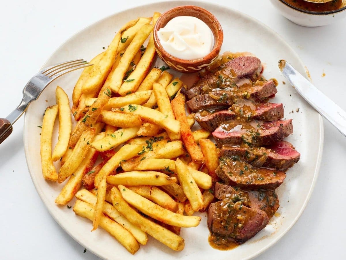 Steak frites op een bord