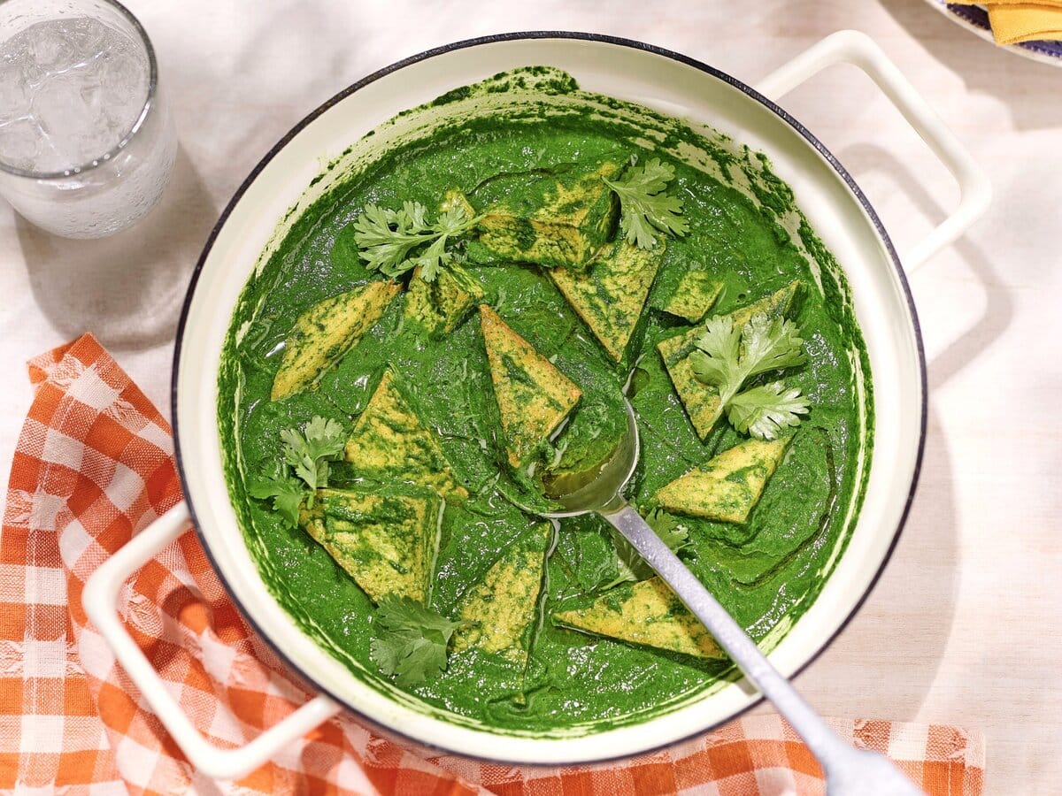Groene curry van spinazie met driehoekjes tofu