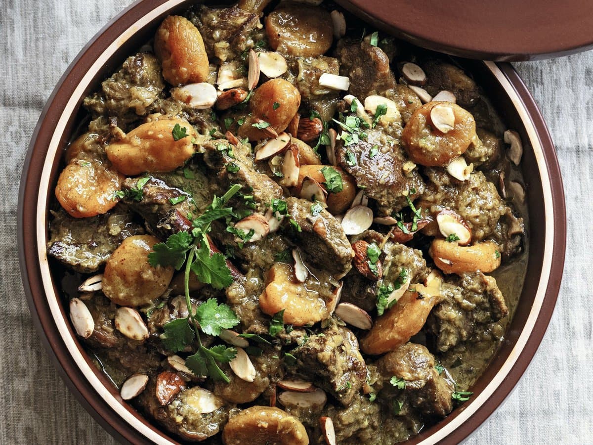 Tajine met abrikoos, koriander en amandelschaafsel