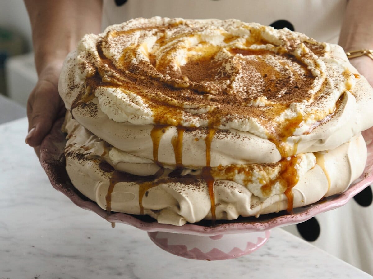 Tiramisupavlova op een schaal