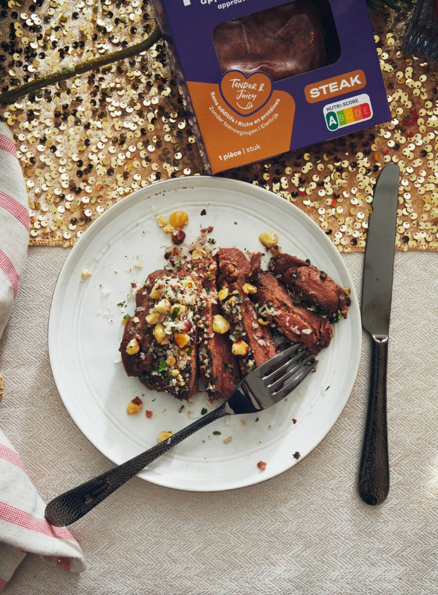 Vegetarische steak in plakjes met kaas en hazelnootkruim erover