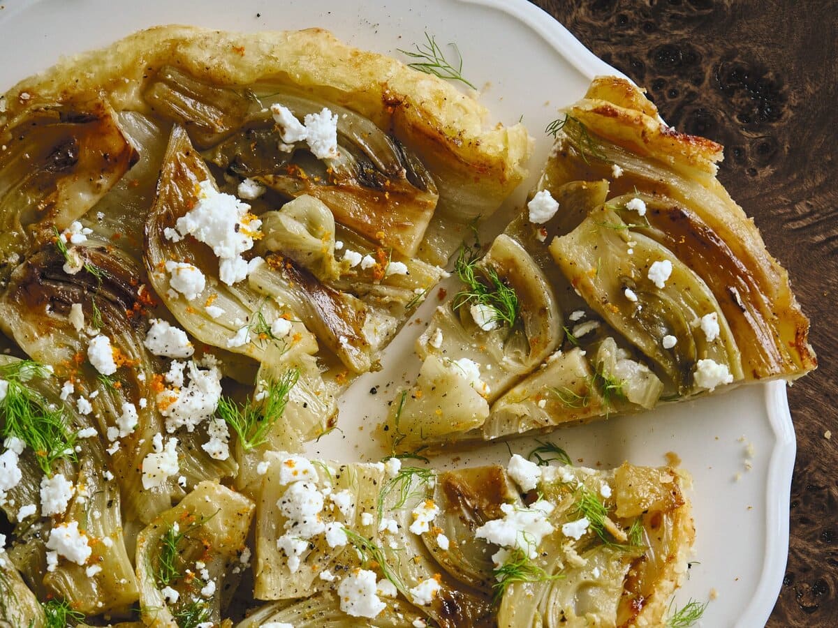 Venkel tarte tatin met sinaasappel op een bord