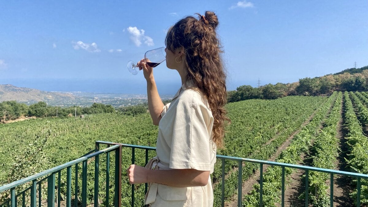 Demi van Riksja Travel tussen de wijngaarden op Sicilië