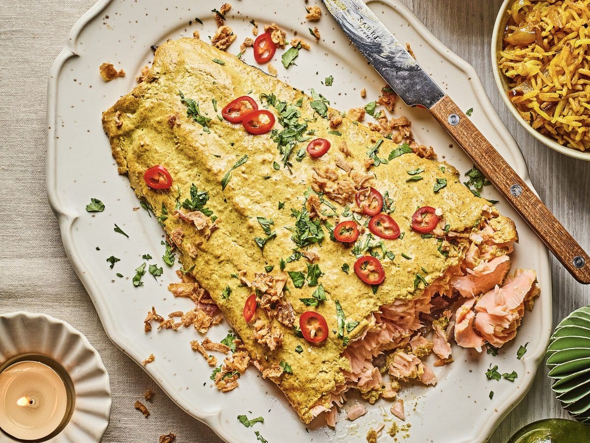 Zalm met tandoori saus, rode peper, knapperige uitjes en koriander