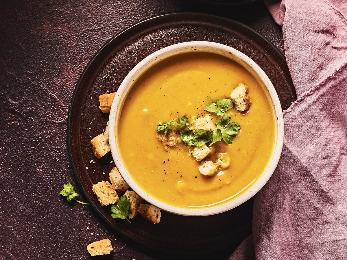 Zoete-aardappel-pompoensoep met croutons