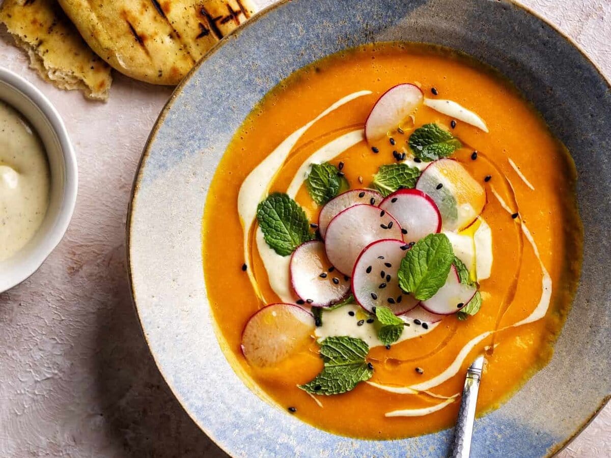 zoete aardappelsoep in kom