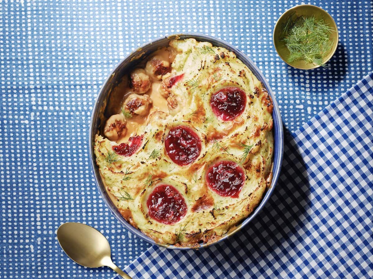 Zweedse pie met gehaktballetjes, aardappelpuree en kuiltjes gevuld met jam