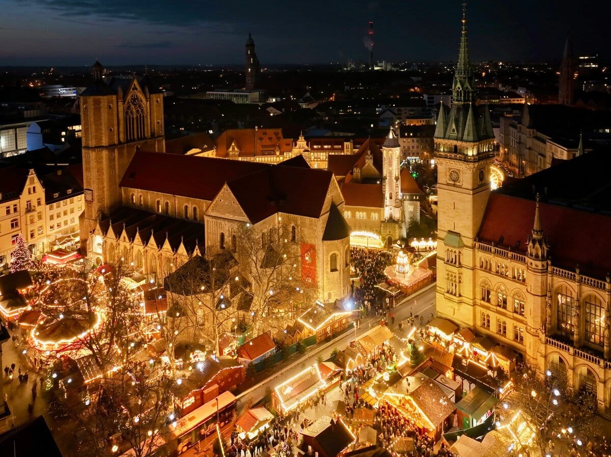 Sfeervol plein met kerstmarkt in Praag
