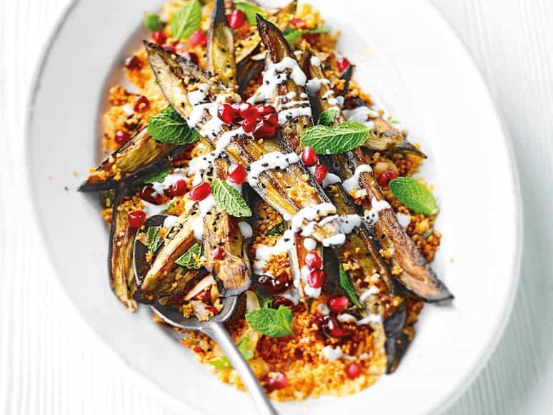 Granaatappelcouscous met aubergine en karnemelkdressing