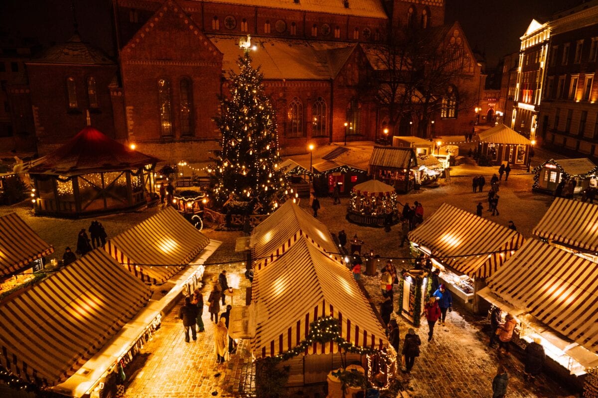Plein met een kerstmarkt in Riga