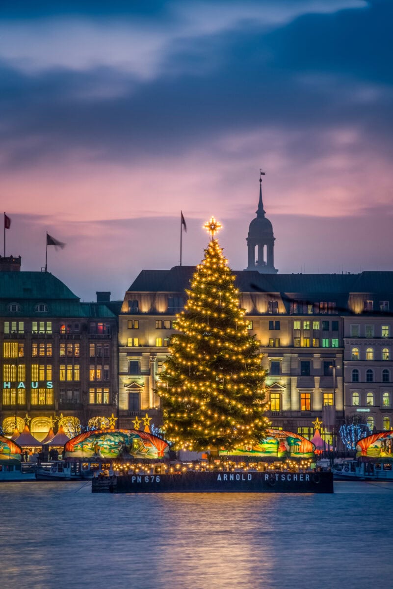 Kerstboom op een plein in Hamburg