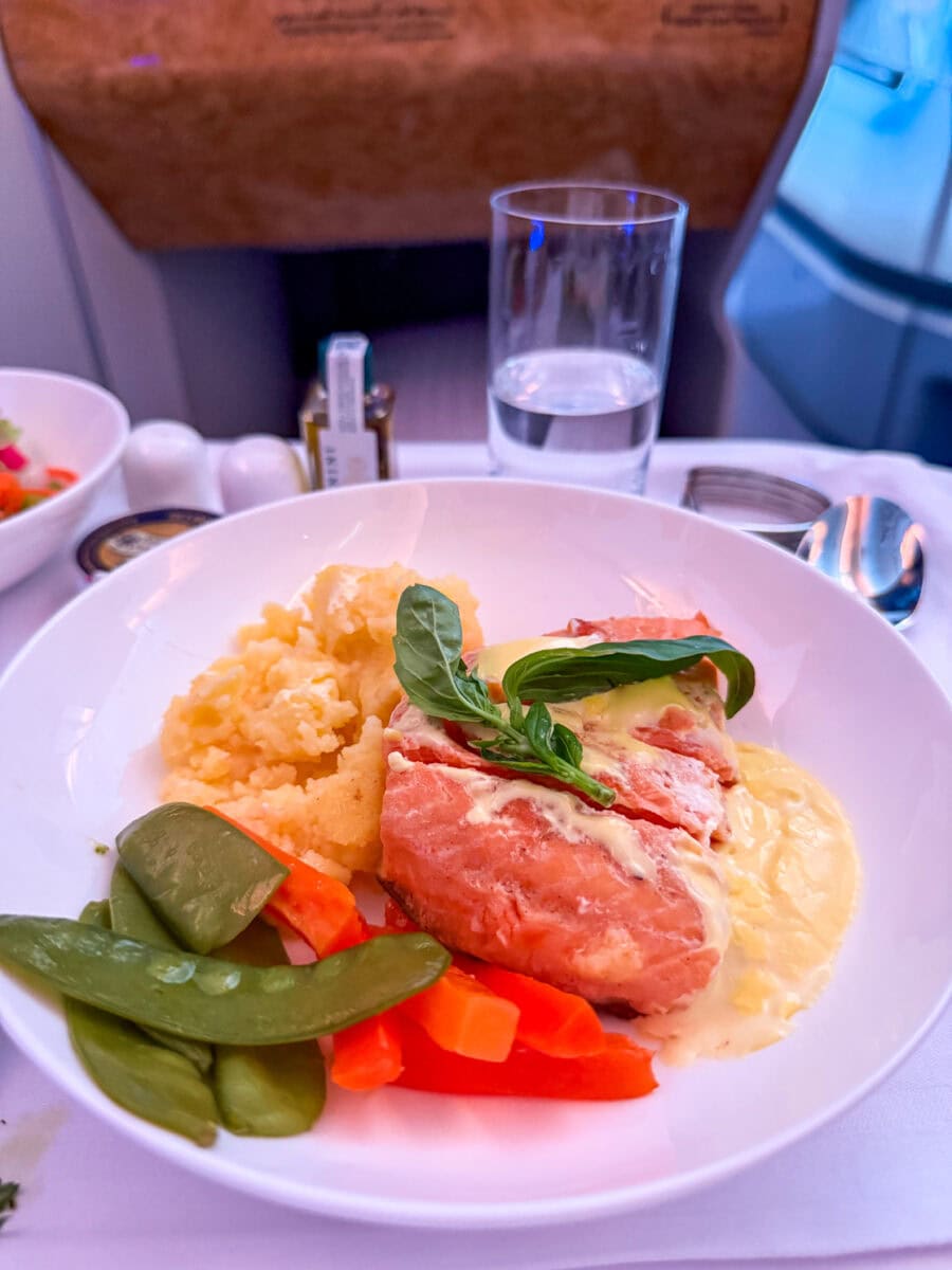 Gebakken zalm aan boord bij Emirates