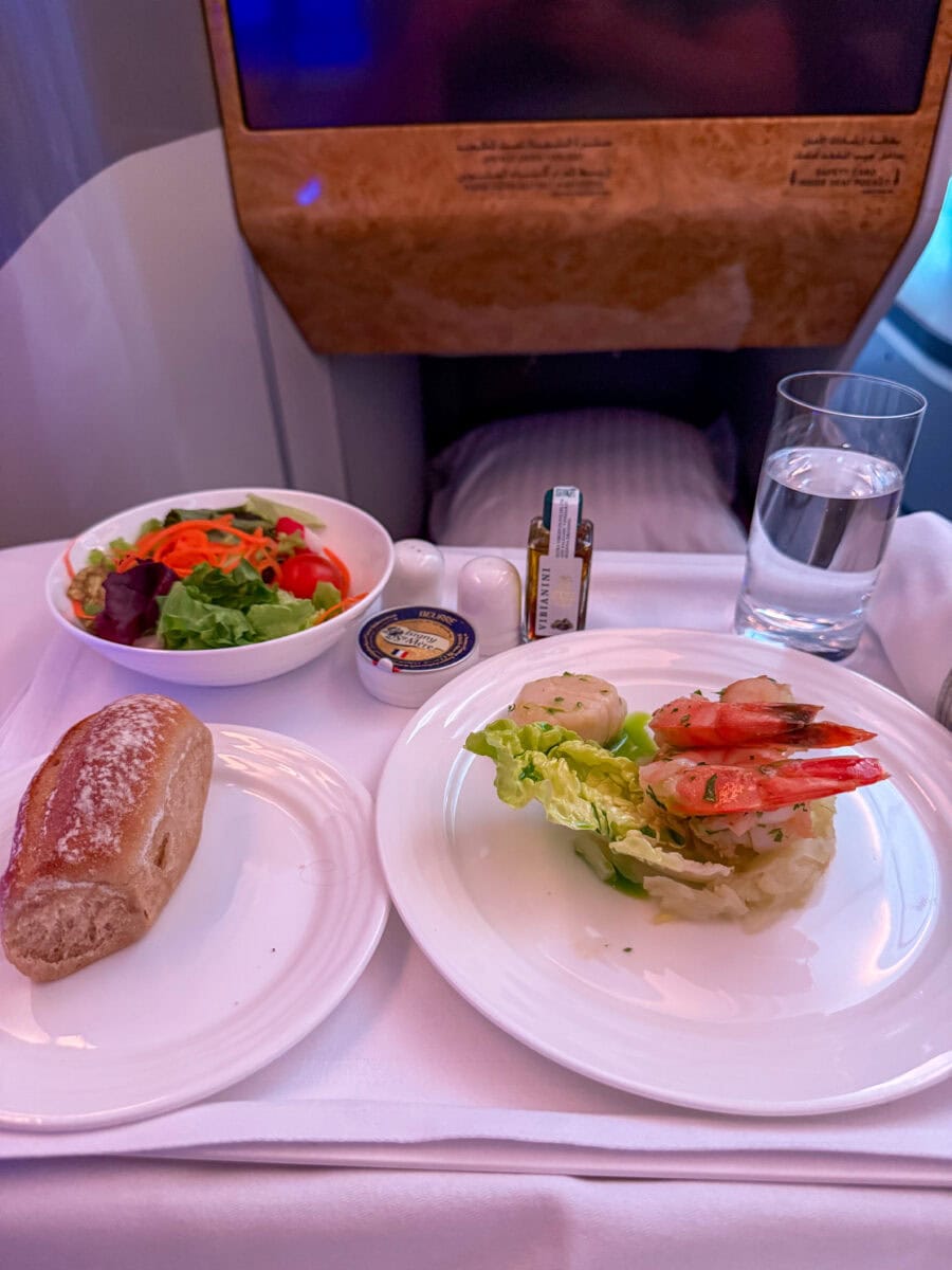 Voorgerecht met zeevruchten aan boord bij Emirates