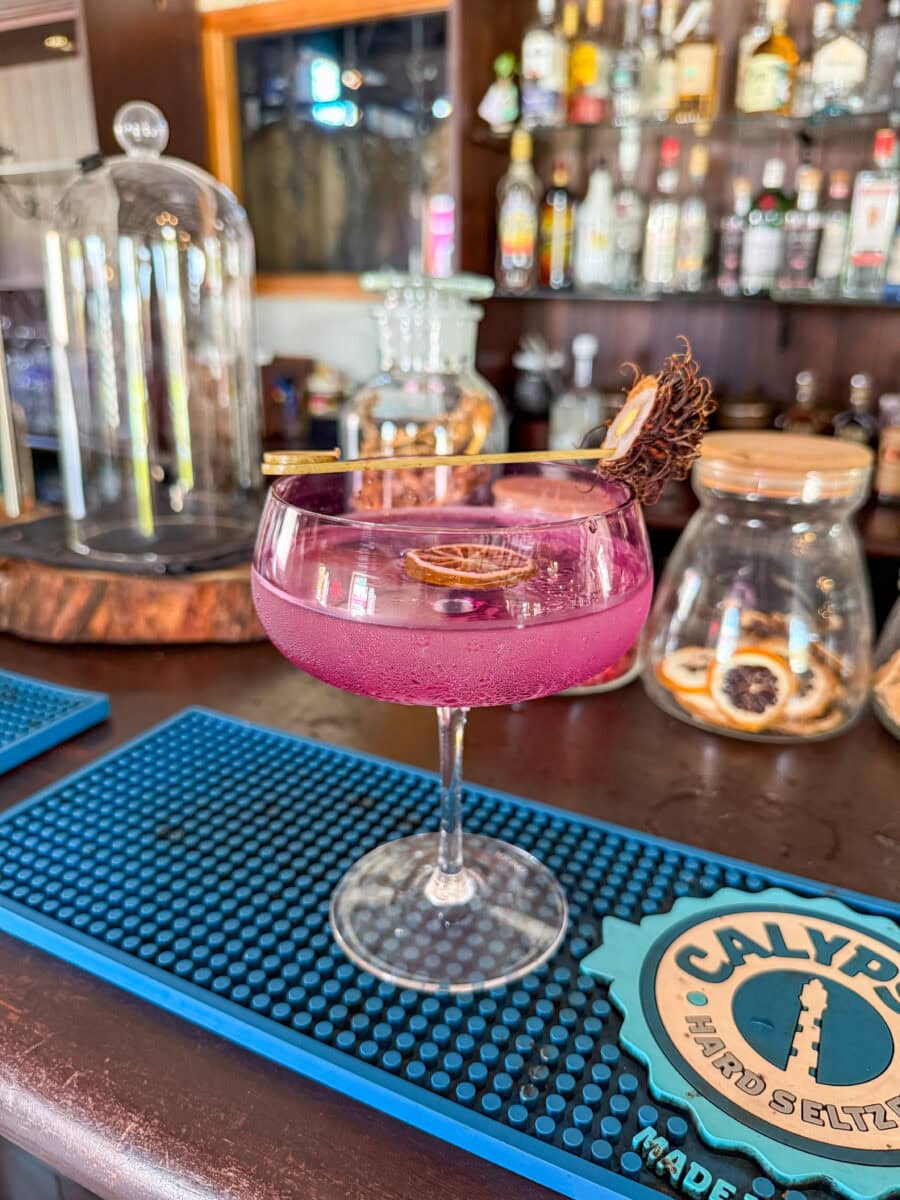 Cocktail met aloë vera bij Taste My Aruba