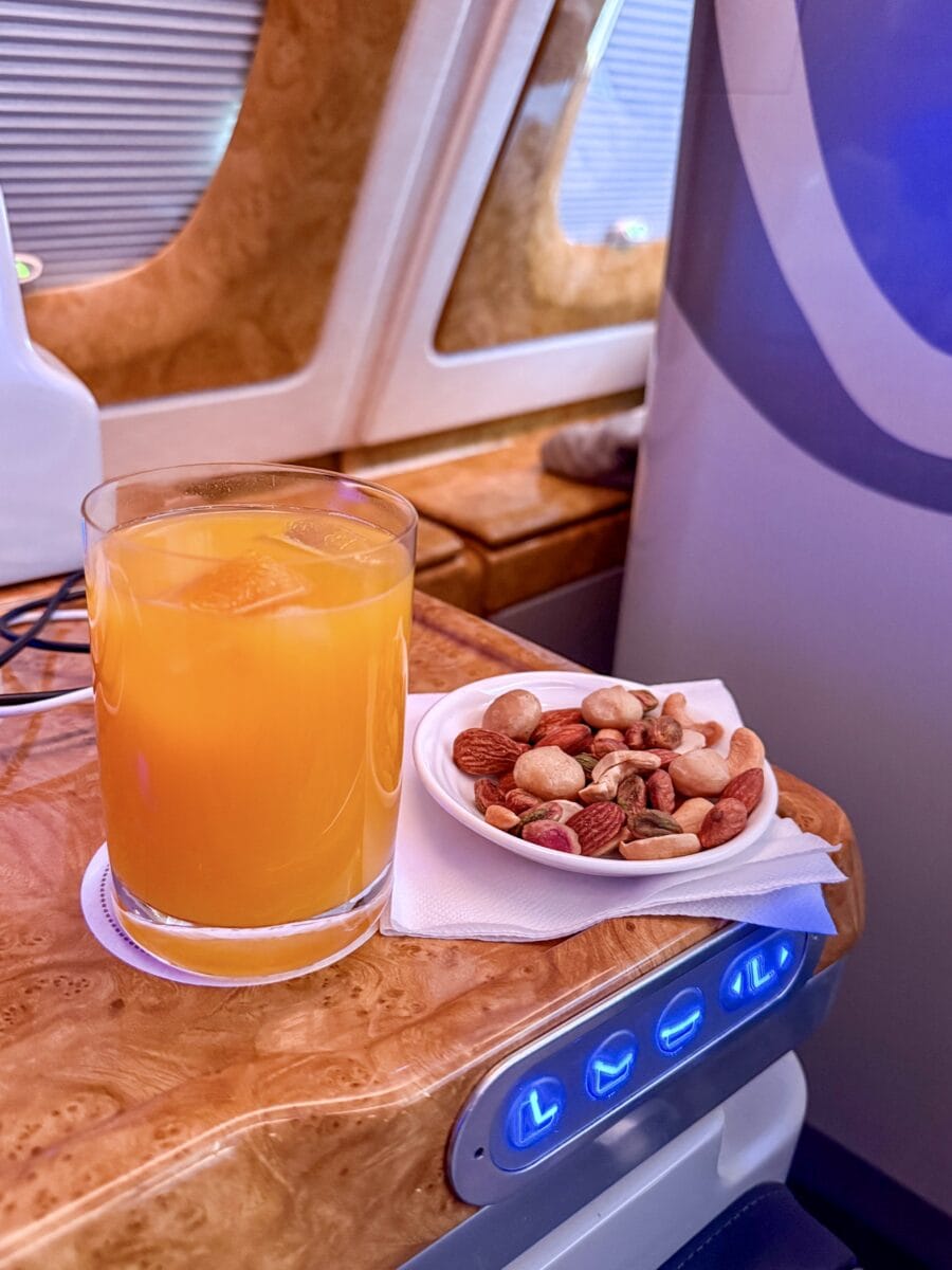 Sinaasappelsap en nootjes in het vliegtuig