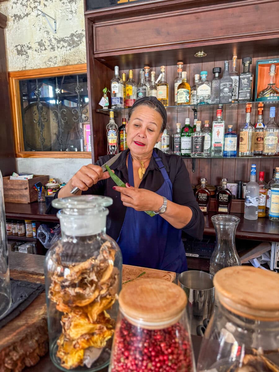 Nathaly de Mey maakt een cocktail op Aruba