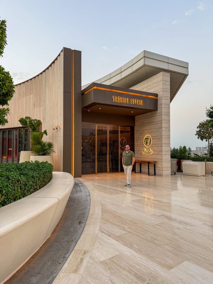 Bas bij de ingang van Trésind Studio in Dubai