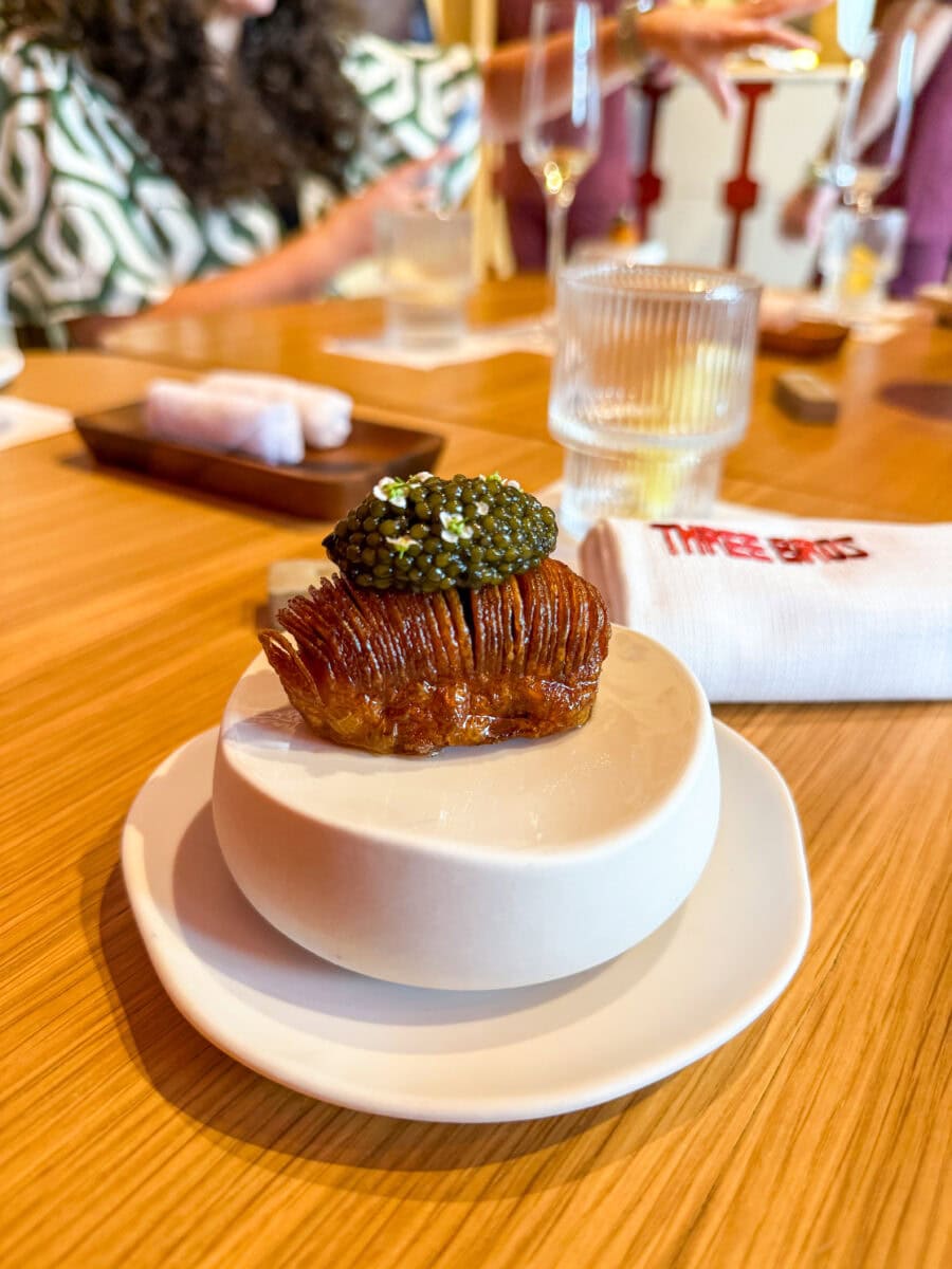 Gerecht met kaviaar bij Three Bros in Dubai