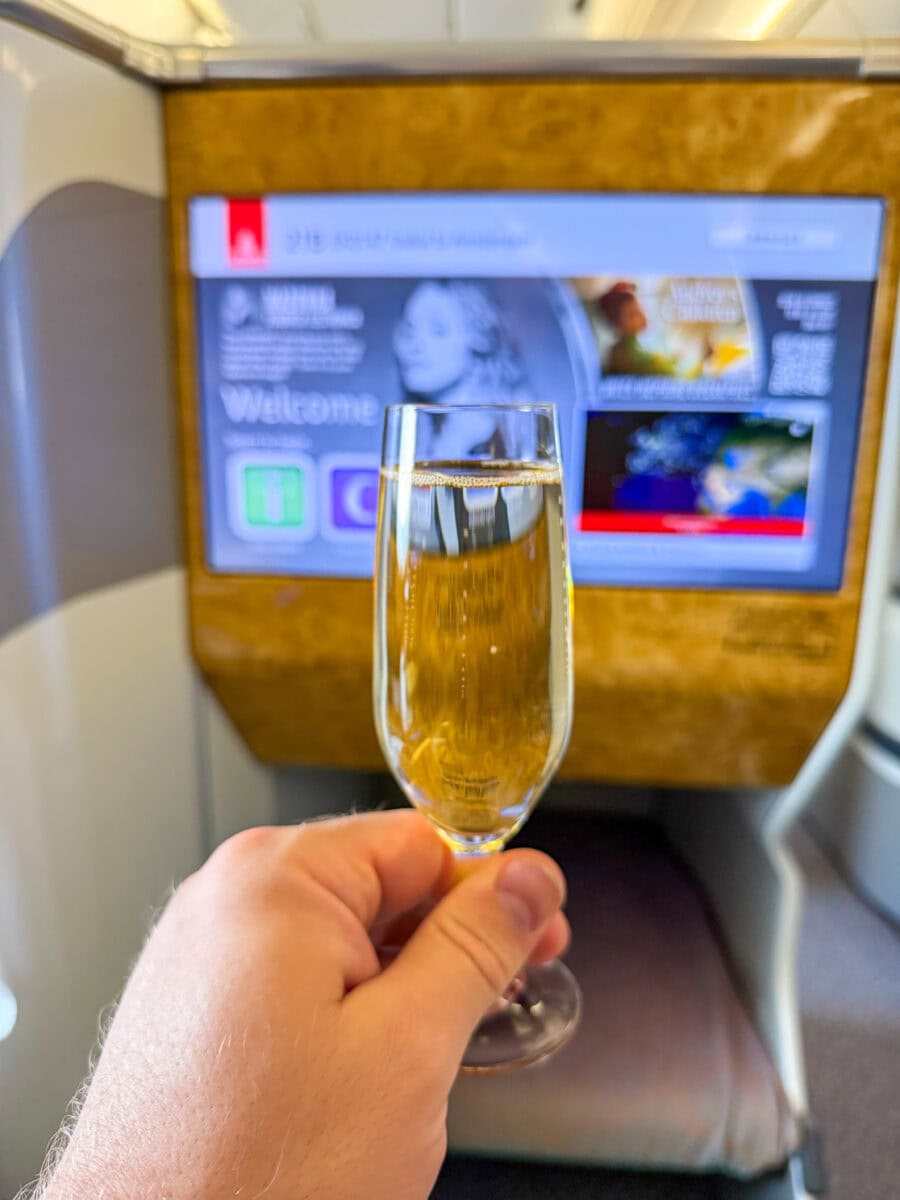 Glas champagne aan boord van Emirates
