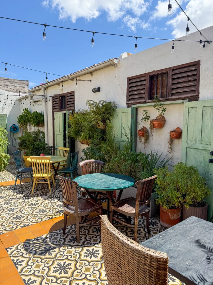 Binnentuin van Taste My Aruba