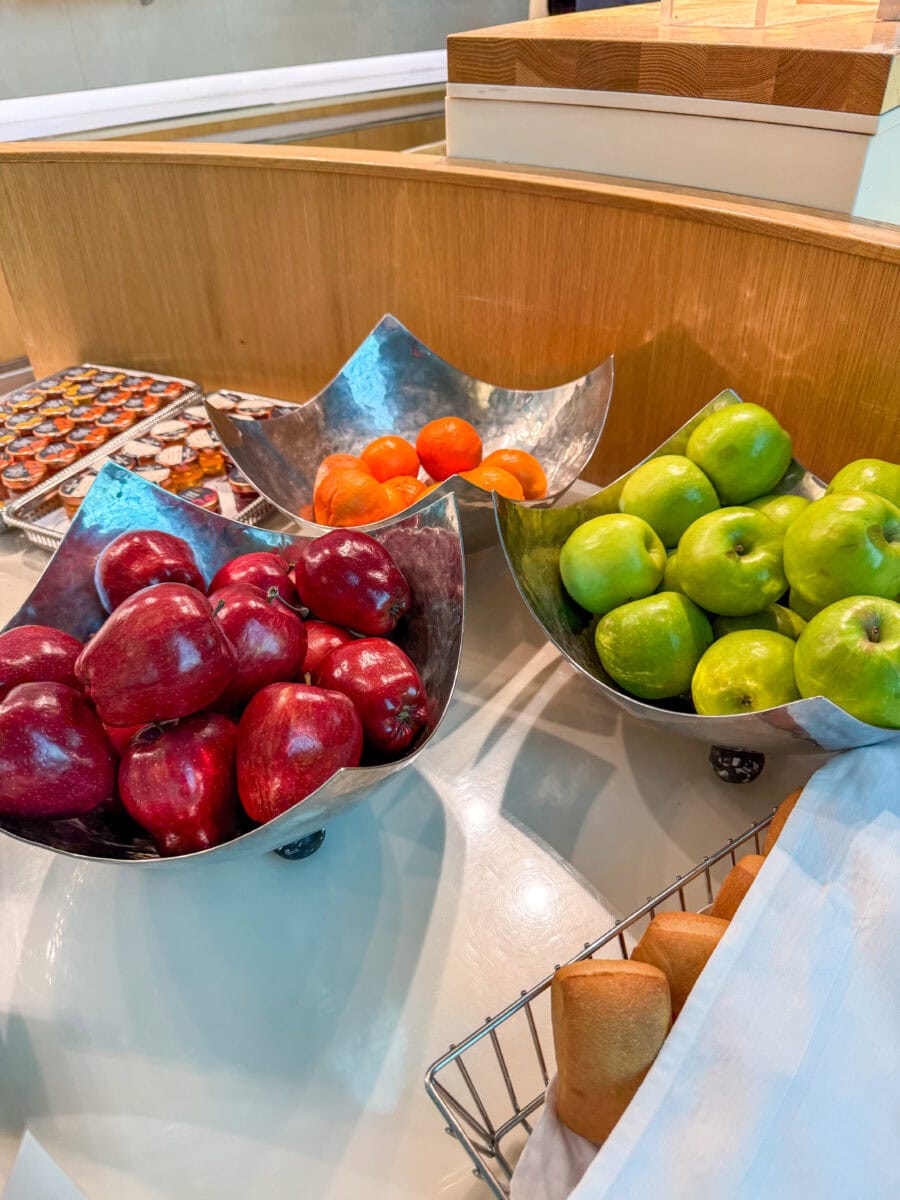 Schalen met verse appel op vliegveld van Dubai