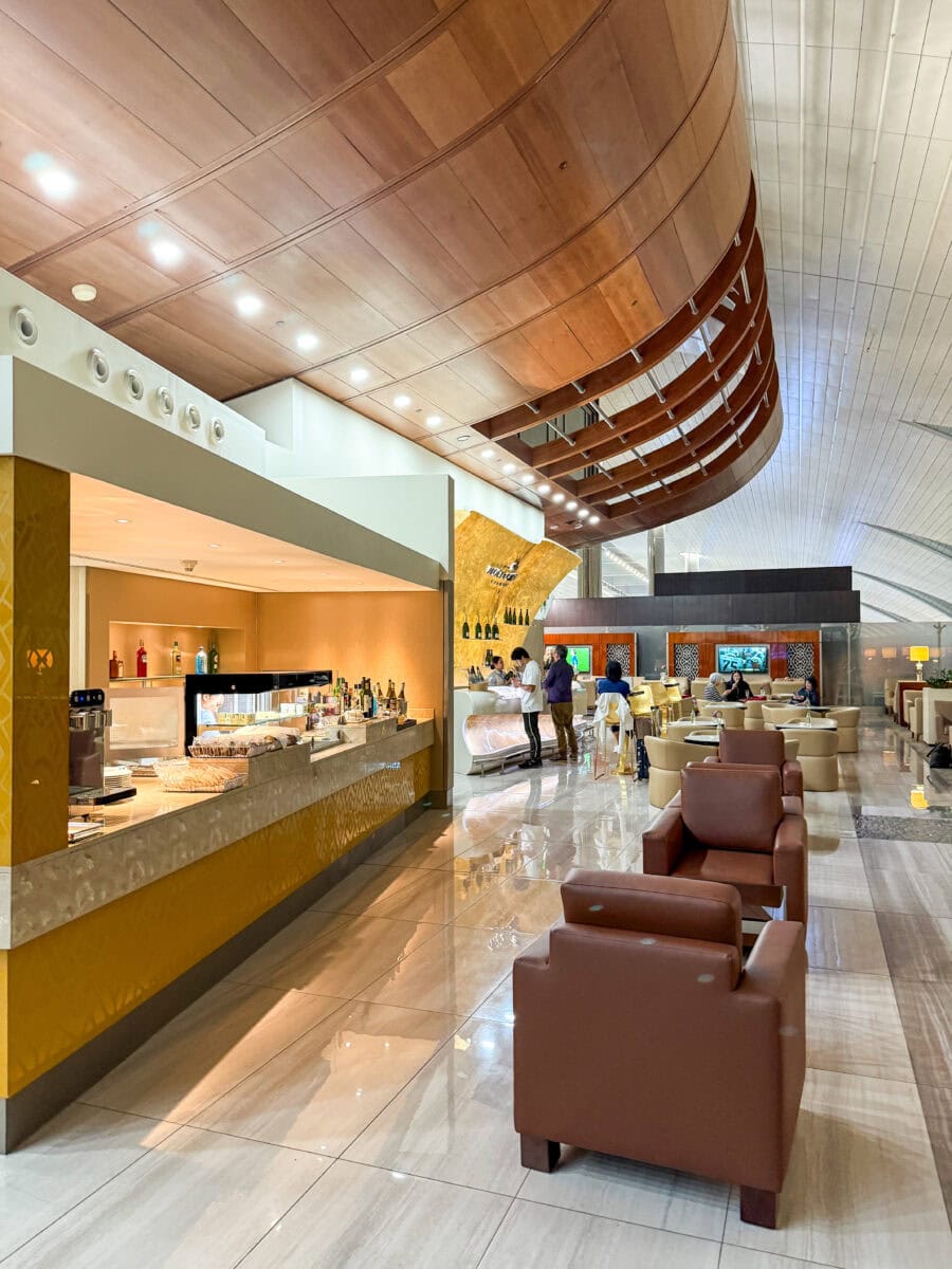 Luxe stoelen en bar bij lounge op Dubai International Airport