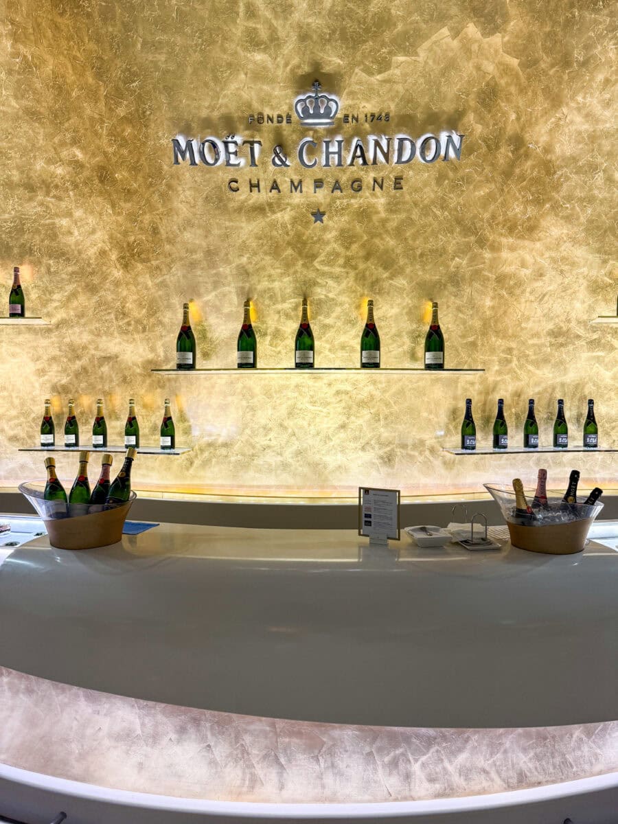 Champagnebar in de lounge van Emirates