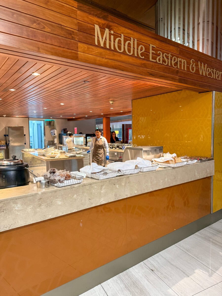 Buffet bij de lounge van Emirates op Dubai International Airport