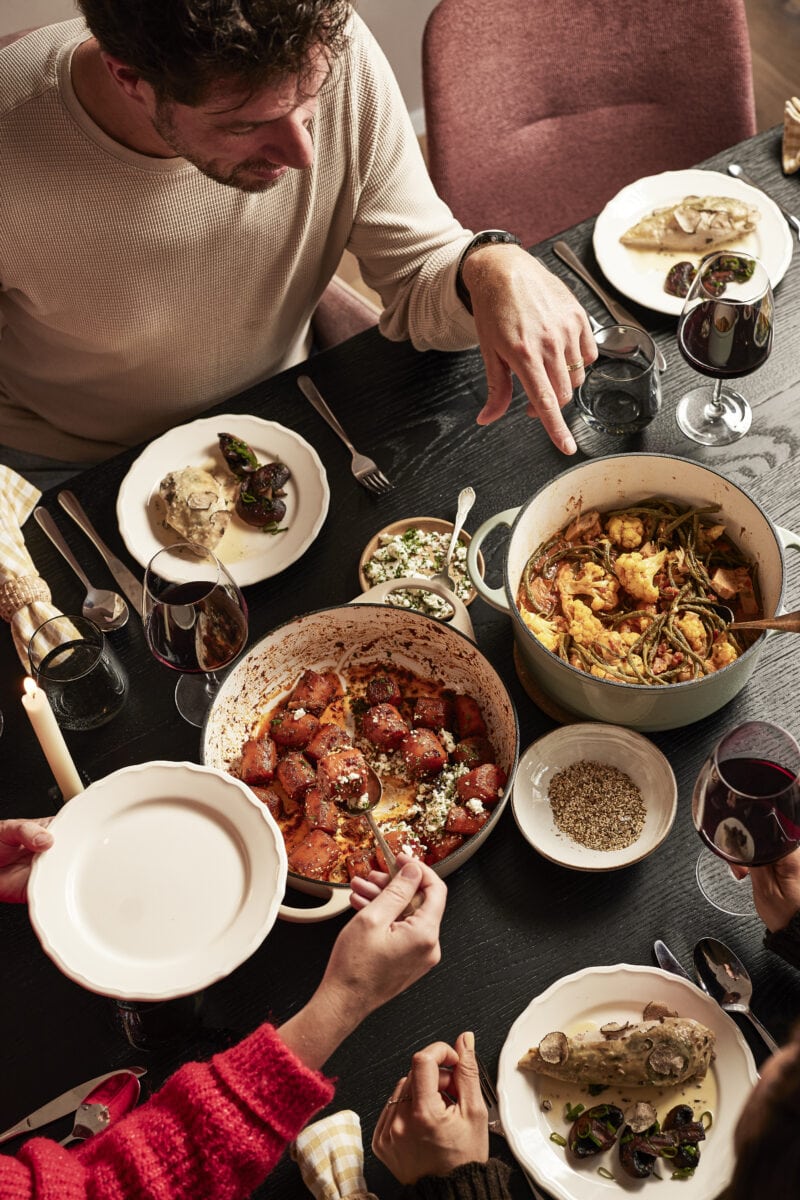 diverse kerststoofgerechten op tafel