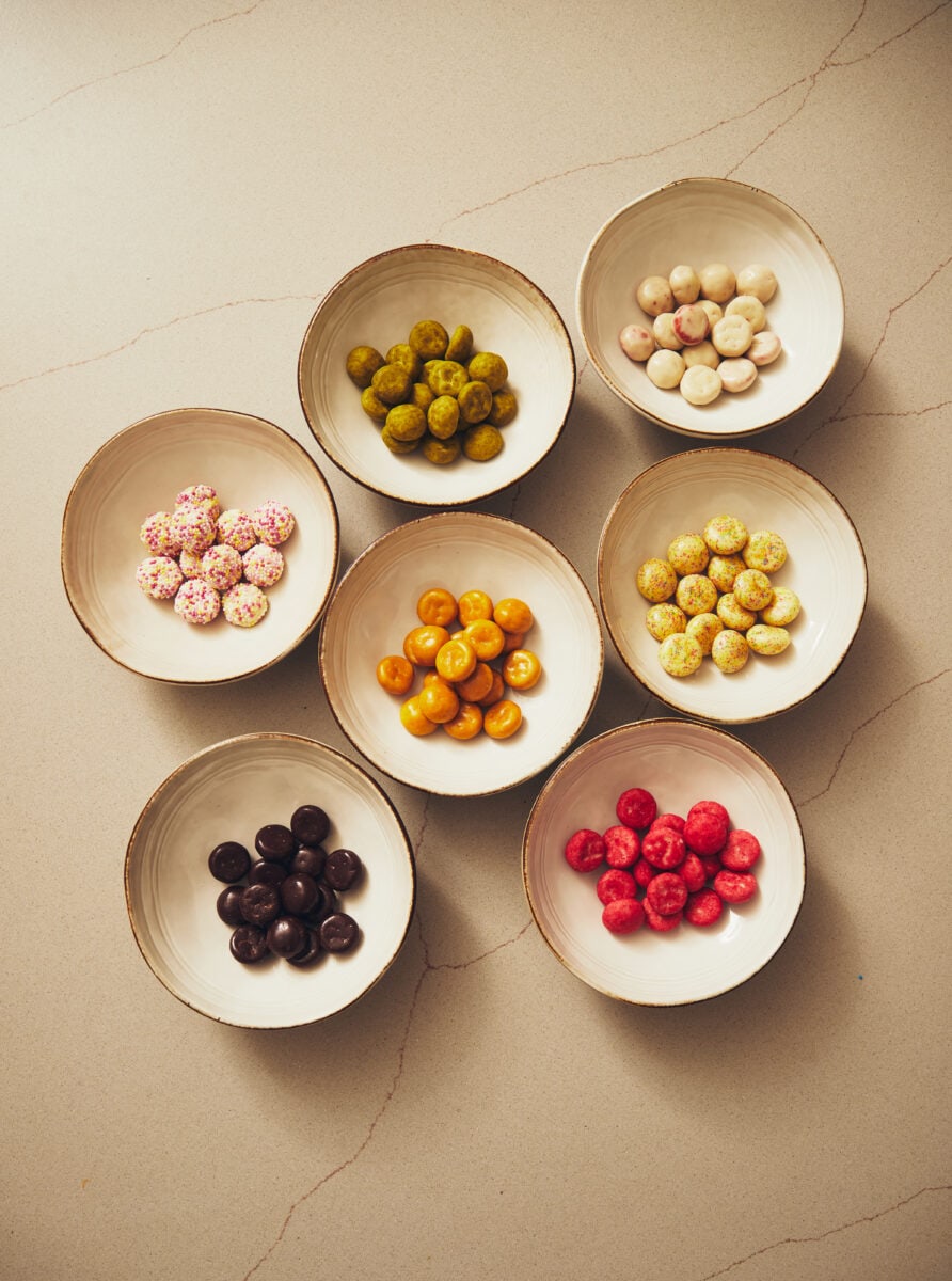 schaaltjes met gekleurde pepernoten