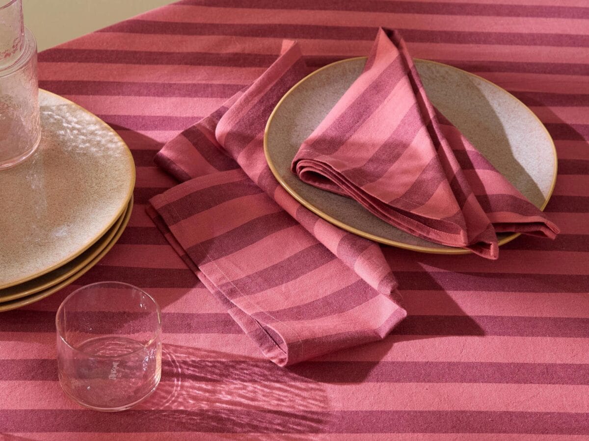 Kersttafel dekken met Wehkamp rood roze gestreept tafelkleed