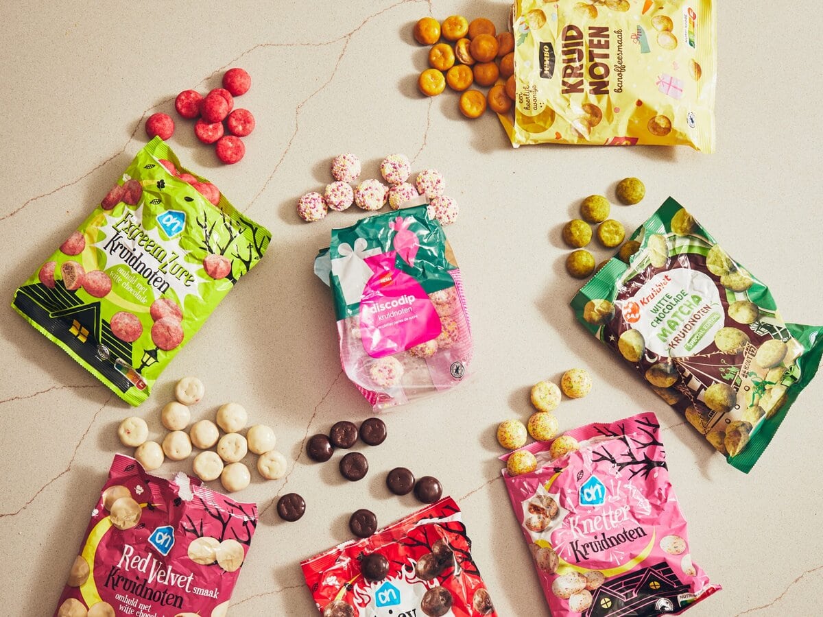 zakjes pepernoten naast elkaar