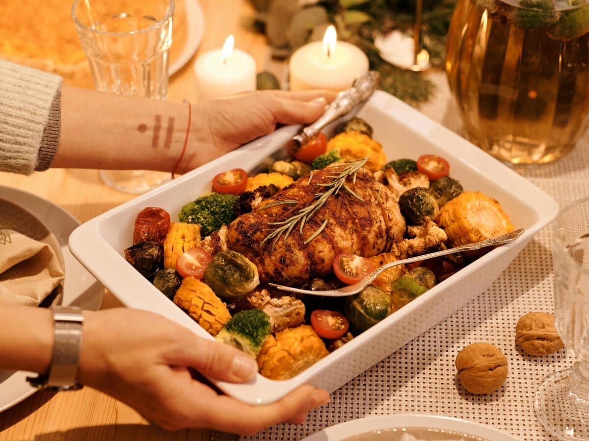 schaal met kalkoen en groenten kerstdiner restjes