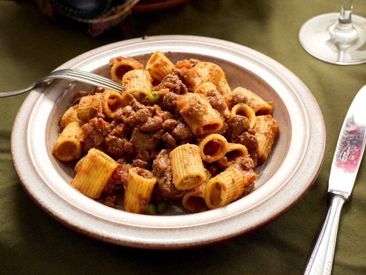 ragu_cinghiale met pasta in een bord