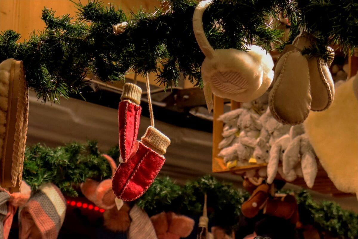 Kerstdecoratie bij een kerstmarkt in Milaan