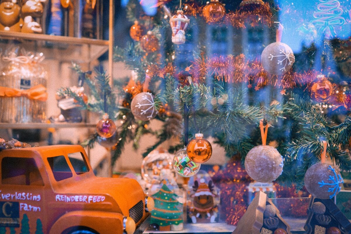 Etalage van een kerstwinkel in Brugge