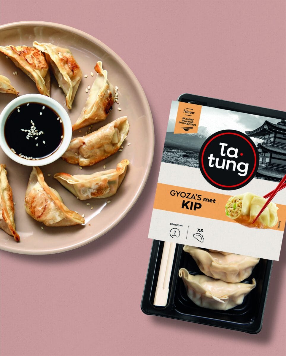 TaTung Gyoza verpakking en op een bord met saus