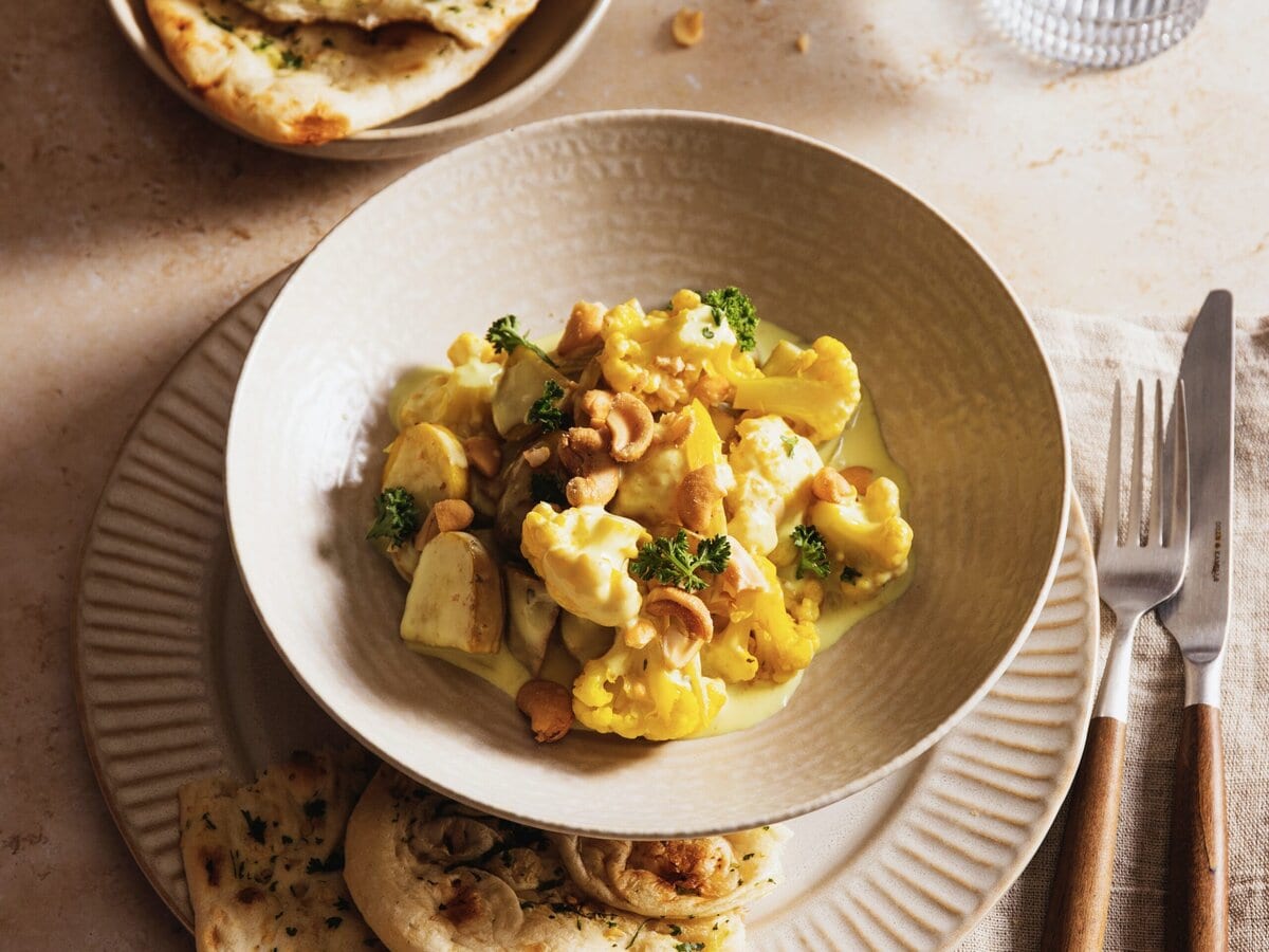 Aardappelstoofpot met bloemkool, cashewnoten en bladpeterselie