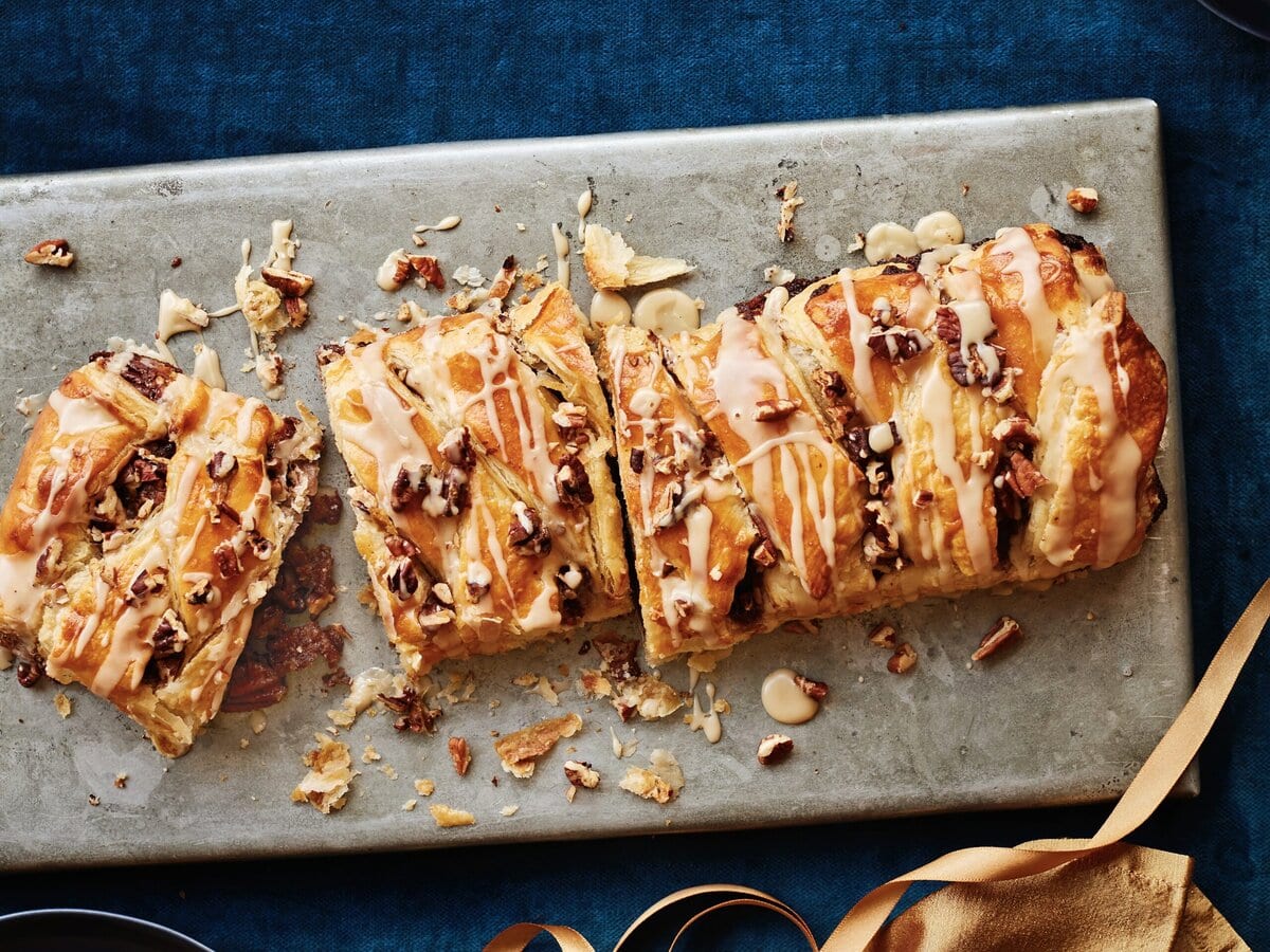 Ahorn-pecanvlecht met pecannoten en icing erover