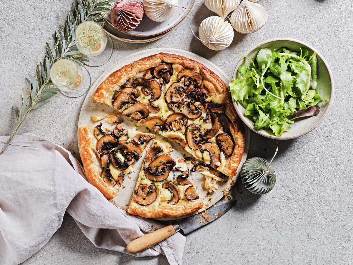 Briegalette met knoflook-kastanjechampignons in stukjes met een groene salade ernaast